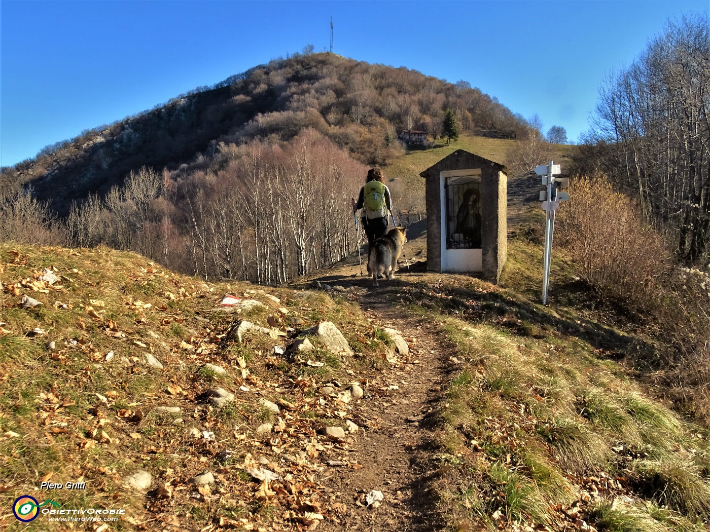 02 Alla Madonna del Cacciatore (1006 m) con vista in cima Canto Alto.JPG